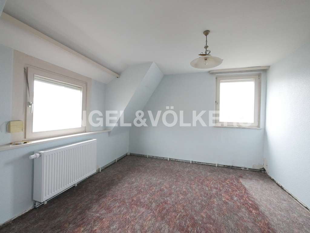 Immobilie in Röthlein - Freistehendes Einfamilienhaus mit modernisiertem Erdgeschoss neuer Heizung und riesigem Garten! - Bild 4