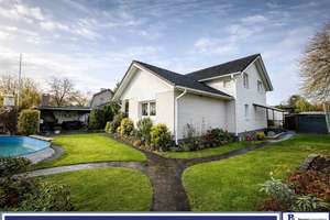 Attraktives Einfamilienhaus mit Pool und Einliegerwohnung in Mahlsdorf-Süd – Die vollständige Adresse der Immobilie erhältst du vom Anbieter., 12623 Mahlsdorf, Berlin – Vorschaubild 1