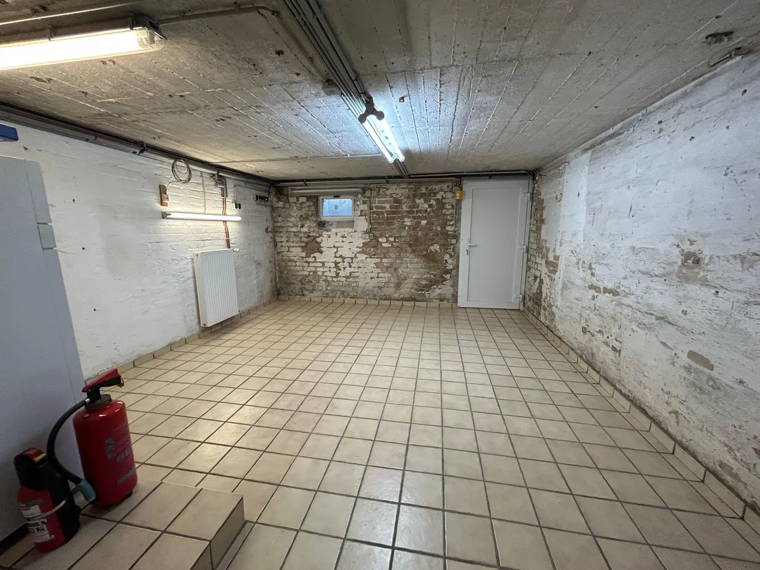 Gemütliches Reihenendhaus mit XL-Dachterrasse, Terrasse, Garten und zwei Garagen – Keller