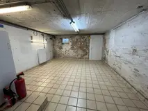 Gemütliches Reihenendhaus mit XL-Dachterrasse, Terrasse, Garten und zwei Garagen – Keller