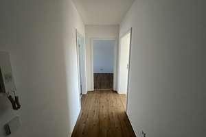Helle, frisch renovierte 2-Raum-Wohnung im Dachgeschoss mit Weitblick [Nr. 10] | WBS erforderlich – Rosa-Luxemburg-Ring 24, 7586 Bad Köstritz – Vorschaubild 2