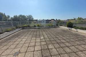 HELLE WOHNUNG MIT BALKON, SEP. KÜCHE UND DACHGARTEN