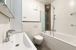 Großzügige Drei-Zimmer-Wohnung mit zwei Balkonen und Stellplatz - Frankfurt Heddernheim  – 60439 Heddernheim, Frankfurt am Main – Vorschaubild 7