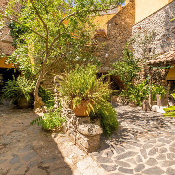 Haus mit Seele: Ehemaliger Wohnsitz und Atelier des Malers SM Félez im Herzen von Garriguella