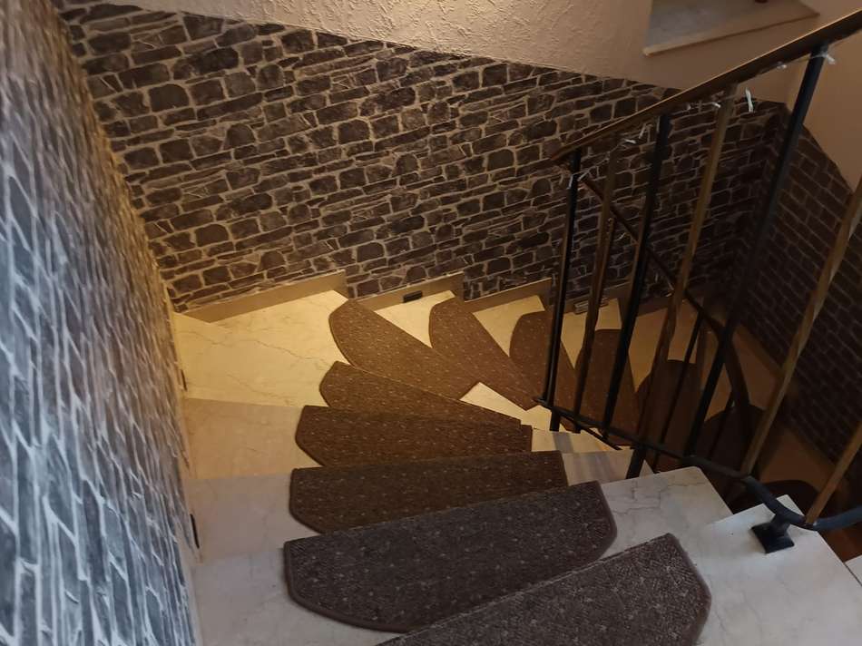 Treppe hinab in den Keller