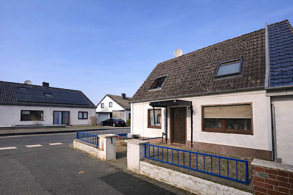 Immobilie in Euskirchen - Mehrfamilienhaus mit großem Garten in Euskirchen – ideal als Kapitalanlage oder für Eigennutzer - Bild 0