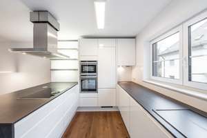 AIGNER - Stufenlos! Bezugsfreie 4-Zimmer-Wohnung mit West-Loggia und Blick ins Grüne – Die vollständige Adresse der Immobilie erhältst du vom Anbieter., 81545 Harlaching, München – Vorschaubild 3