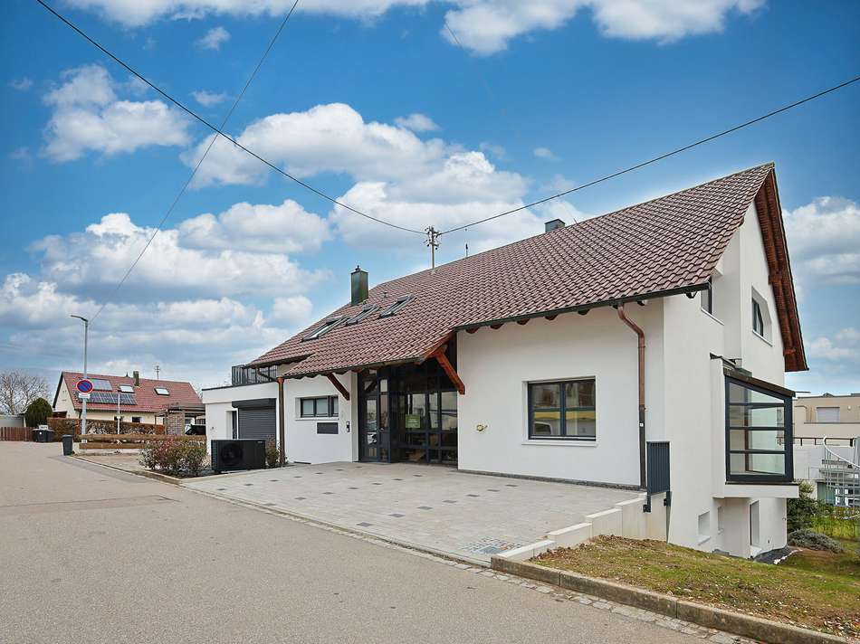 Kernsaniertes Dreifamilienh...