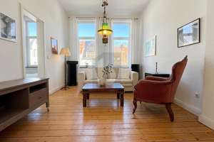 TRAUMHAFTER ALTBAU MIT SONNIGEM BALKON