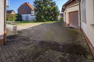 Viel Platz in zentraler Lage:
Wohn- und Geschäftshaus mit großem Nebengebäude – Die vollständige Adresse der Immobilie erhältst du vom Anbieter., 68794 Oberhausen-Rheinhausen – Vorschaubild 3