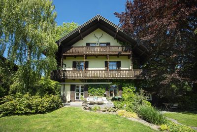 Charaktervolles Landhaus im Heimatstil - umgeben von altem Baumbestand