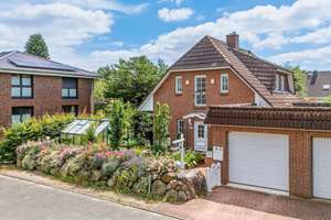 Hamburg-Sasel: Vielseitiges Einfamilienhaus mit traumhaftem, von Hagenbeck inspiriertem Garten – Die vollständige Adresse der Immobilie erhältst du vom Anbieter., 22393 Sasel, Hamburg – Vorschaubild 3