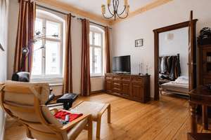 Stilvolle Altbauwohnung mit Einbauküche und klassischem Dielenboden