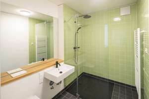 Gemütliche, großzügige 1-Zimmer-Wohnung in moderner Wohnanlage – Tübinger Straße 3b, 80686 Land in Sonne, München – Vorschaubild 2