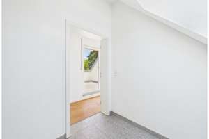 Lichtdurchflutetes Penthouse-Feeling mit Südterrasse - moderne 3-Zimmer-Wohnung mit Blick ins Grüne – Die vollständige Adresse der Immobilie erhältst du vom Anbieter., 81249 Lochhausen, München – Vorschaubild 5