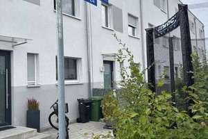 Höchstadt !! Wie Neu!! Reihenmittelhaus Kfw 55 zu verkaufen ! – Am Karpfenkreisel 19, 91315 Höchstadt an der Aisch – Vorschaubild 1