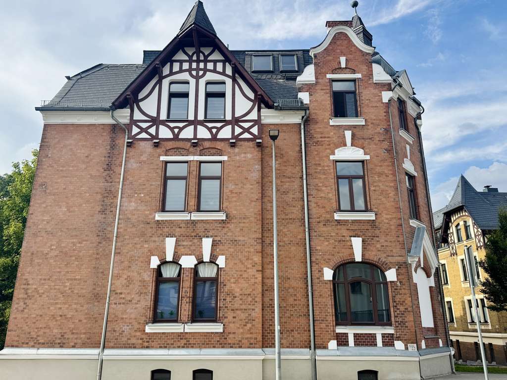 Immobilie in Crimmitschau - Sicher vermietet & modernisiert: Mehrfamilienhaus in Crimmitschau mit Ausbaureserve im Dachgeschoss - Bild 2