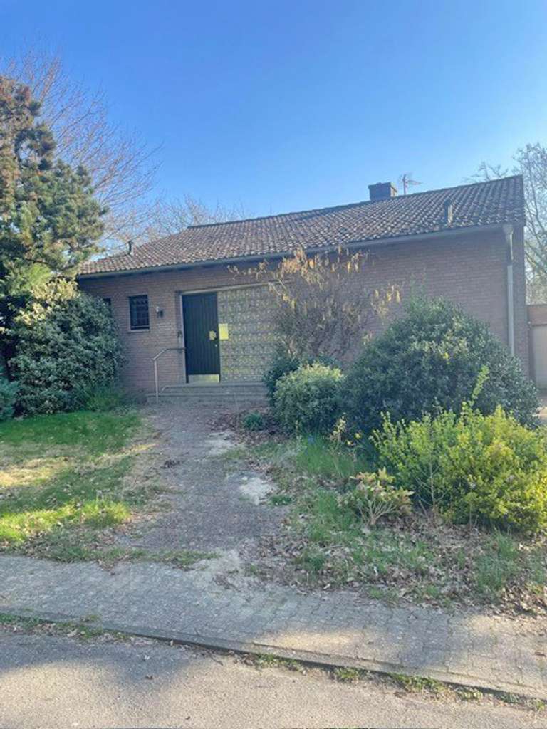 Immobilie in Erkelenz - Freistehender Bungalow mit Einliegerwohnung in ruhiger Lage in 41812 Erkelenz-Lövenich - Bild 0