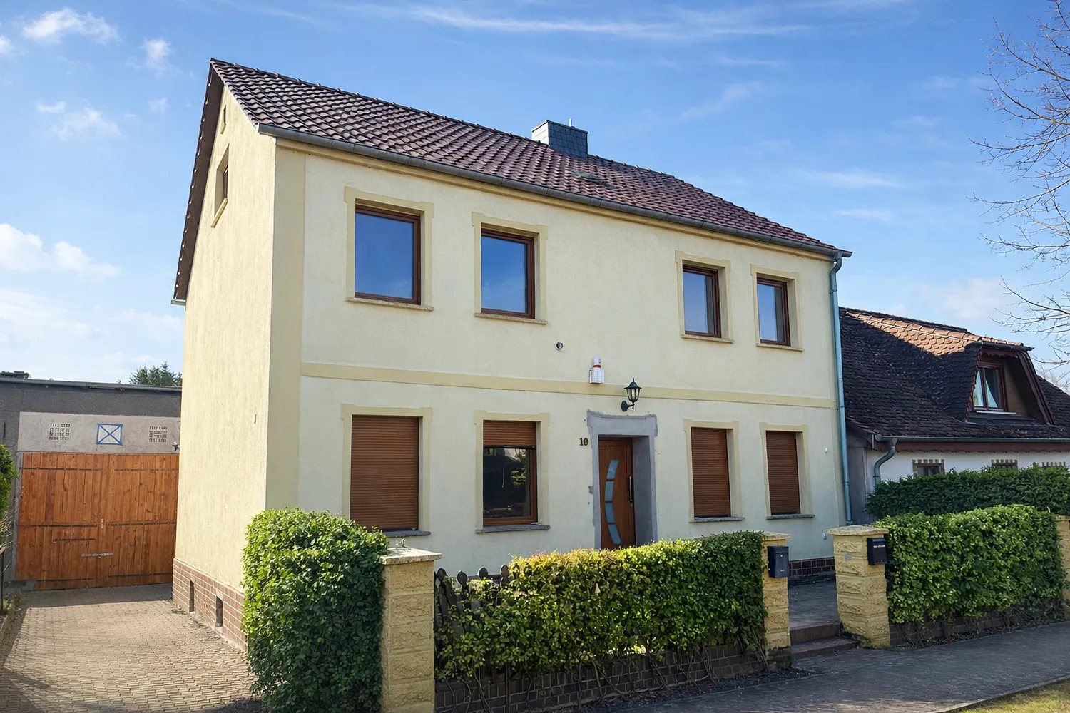 Sanierungsbedürftiges Zweifamilienhaus mit großer Remise/Garagen bei Nauen, Havelland Kreis – Bild 1