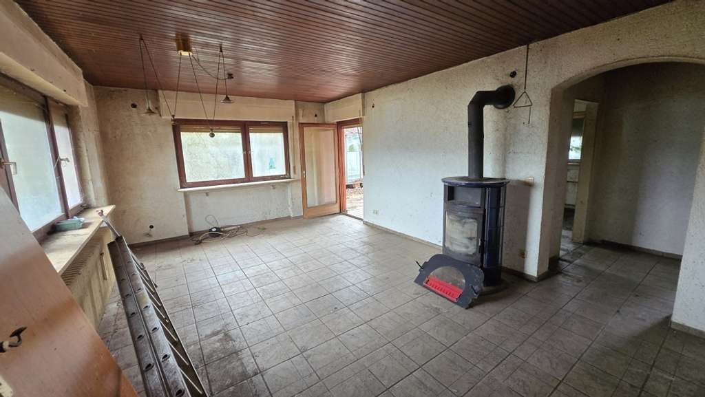 Immobilie in Schönbrunn - Renovierungsbedürftiges Einfamilienhaus mit Einliegerwohnung und großzügigem Grundstück zu veräußern - Bild 2