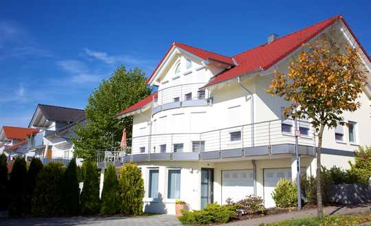 Repräsentative Villa in erhöhter Wohnlage am Ortsrand mit Blick über die Wiesen und Felder