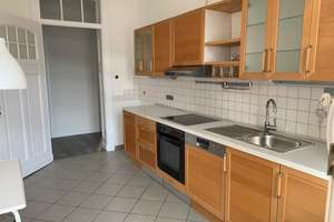 schöne 3,5 Z. Wohnung mit Einbauküche , kleiner Balkon zum Innenhof