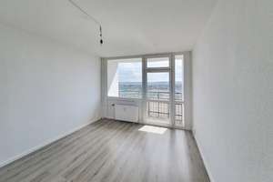Weitblick genießen! 1-Zimmer-Wohnung im 14. OG zu vermieten - AB SOFORT! – Albert-Wolf-Platz 1, 1239 Prohlis-Süd, Dresden – Vorschaubild 1