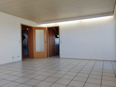 Stilvolle, neuwertige 3-Zimmer-DG-Wohnung mit Balkon und Einbauküche