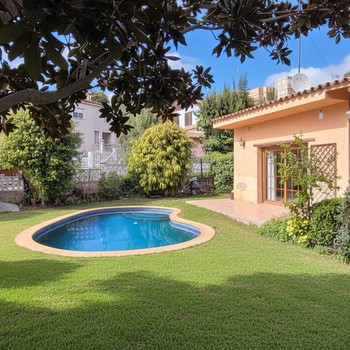 HAUS MIT GARTEN UND POOL