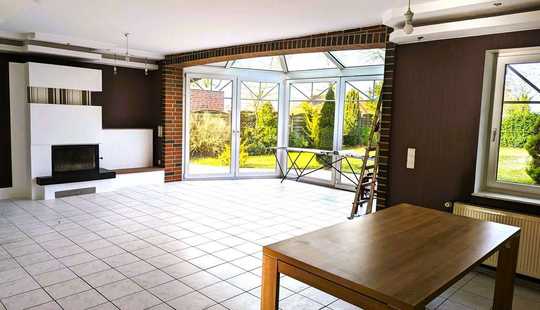 Bild von Einfamilienhaus mit guter Aufteilung und integriertem Wintergarten, Terrasse + Sauna..