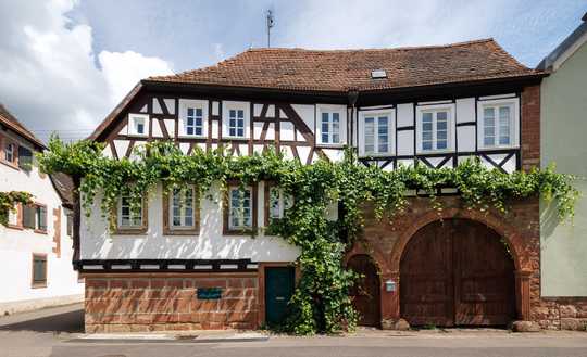MODERNISIERTES WINZERANWESEN MIT EINEM SONNENDURCHFLUTETEN GARTENHOF AN DER SÜDLICHEN  WEINSTRAßE