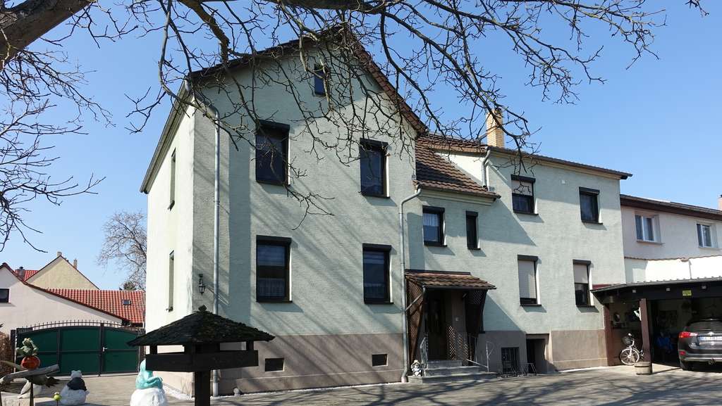 Immobilie in Elsterwerda - Gepflegtes MFH mit drei Wohneinheiten, großem Grundstück und vielseitigem Nebengelass - Bild 0