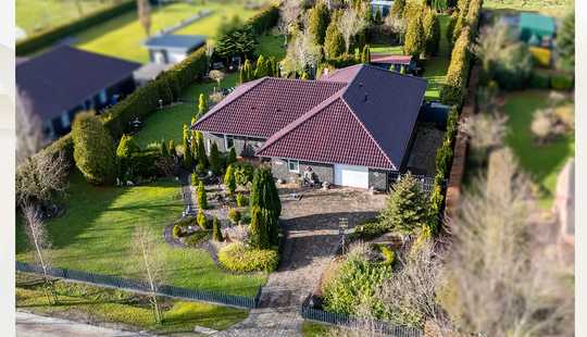 Bild von Moderner Bungalow mit Wintergarten, großem Garten & Blick ins Grüne