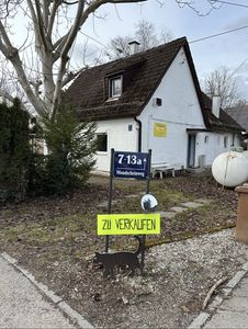 Von Privat: Grundstück auf Erbpacht mit altem, leerstehendem Haus in München-Moosach