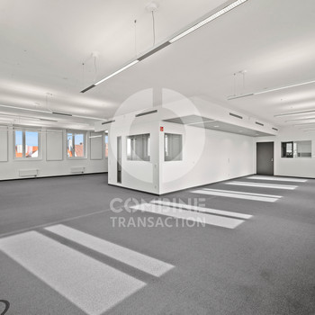 Zentrales Bürogebäude mit begrüntem Innenhof. combine Transaction