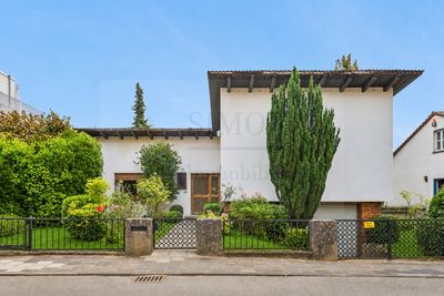 Raum für Visionen. Stilsicheres Bestandshaus mit Pool auf Traumgrundstück