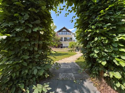 Repräsentatives Dreifamilienhaus mit parkähnlichem Garten und unverbaubarem Grünb