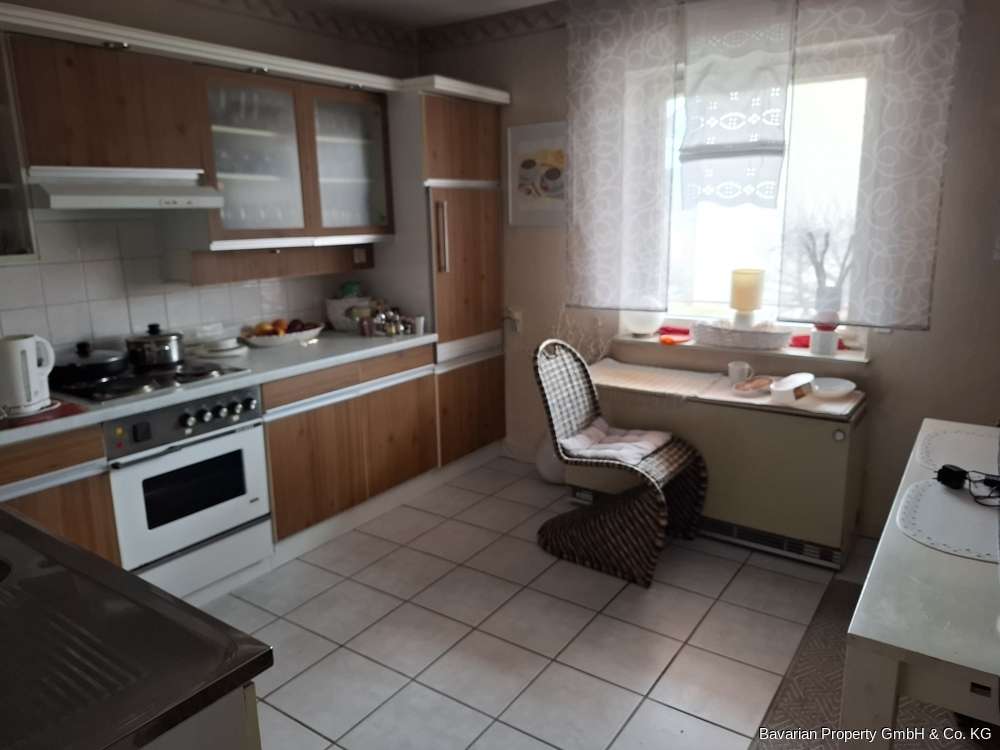 Renovierungsbedür. 2-Familienhaus mit ausbaufähigem DG in Straßkirchen, 3 Garagen, kurzfristig frei!, Straubing Bogen Kreis – Bild 4