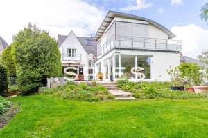 Charmanter Altbau erweitert durch einen imposanten Neubau