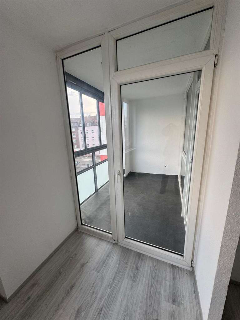 ***modernisierte 2-ZBK mit Loggia und PKW-Stellplatz***