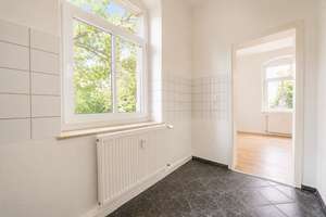 Frisch renovierte 2-RW im 1. OG* sonniger Balkon* Bad mit Dusche*  Keller* zentrale Lage* PKW-SP* – Hülßestraße 15, 1237 Reick, Dresden – Vorschaubild 7