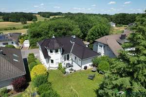 Wohnglück mit Stil: Gepflegtes Mehrgenerationenhaus mit Einliegerwohnung & Garten in Asbach – Die vollständige Adresse der Immobilie erhältst du vom Anbieter., 53567 Asbach – Vorschaubild 1