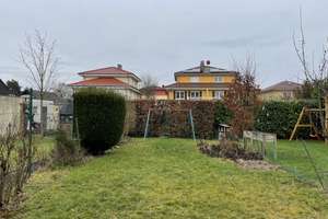 Großes Grundstück mit 2 Garagen