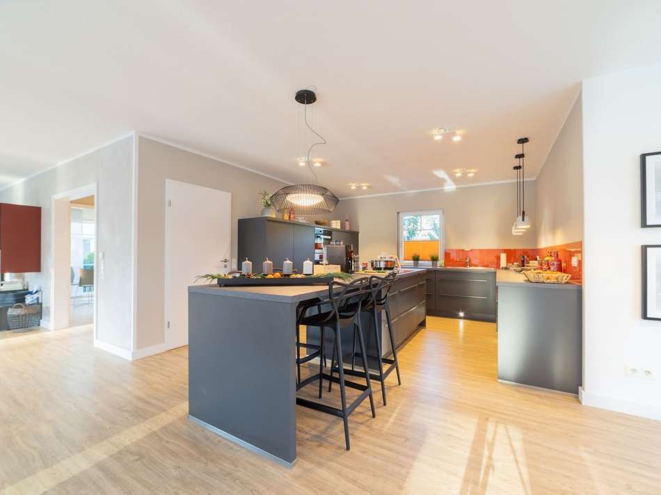 Moderne Küche mit Kochinsel