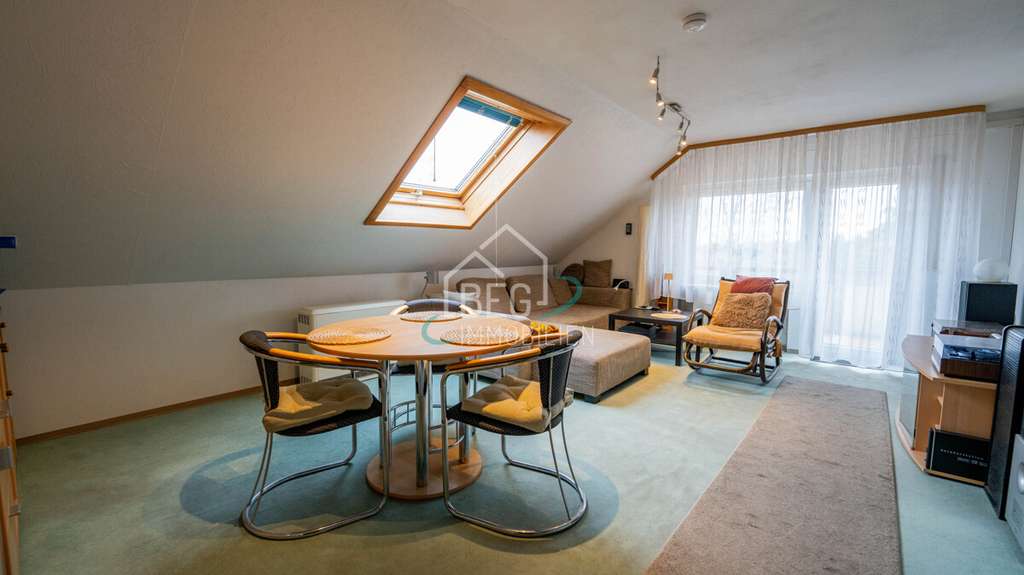 Immobilie in Remseck am Neckar - Ruhige 4-Zimmer-Dachgeschosswohnung mit Balkon und Blick ins Grüne - Bild 1