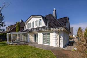 Ein Zuhause zum Ankommen: Modernes Einfamilienhaus mit 305 m² Wohn- und Nutzfläche in begehrter Lage – Die vollständige Adresse der Immobilie erhältst du vom Anbieter., 22926 Ahrensburg – Vorschaubild 2