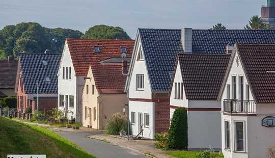 Bild von Einfamilienhaus mit mehreren Garagen