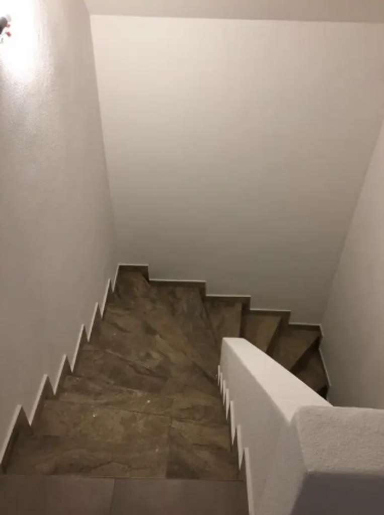 Immobilie in Bonstetten - Saniertes Zweifamilienhaus mit 3 Garagen & Terrassen – voll vermietet, attraktive Kapitalanlage - Bild 3