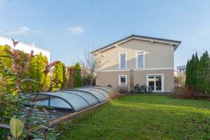 Moderne, möblierte Stadtvilla in familienfreundlicher Nachbarschaft mit Südgarten und Pool