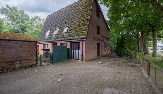 Bild von Unten wohnen und oben Mieteinnahmen generieren- Zweifamilienhaus mit Garten und Garagen zu verkaufen